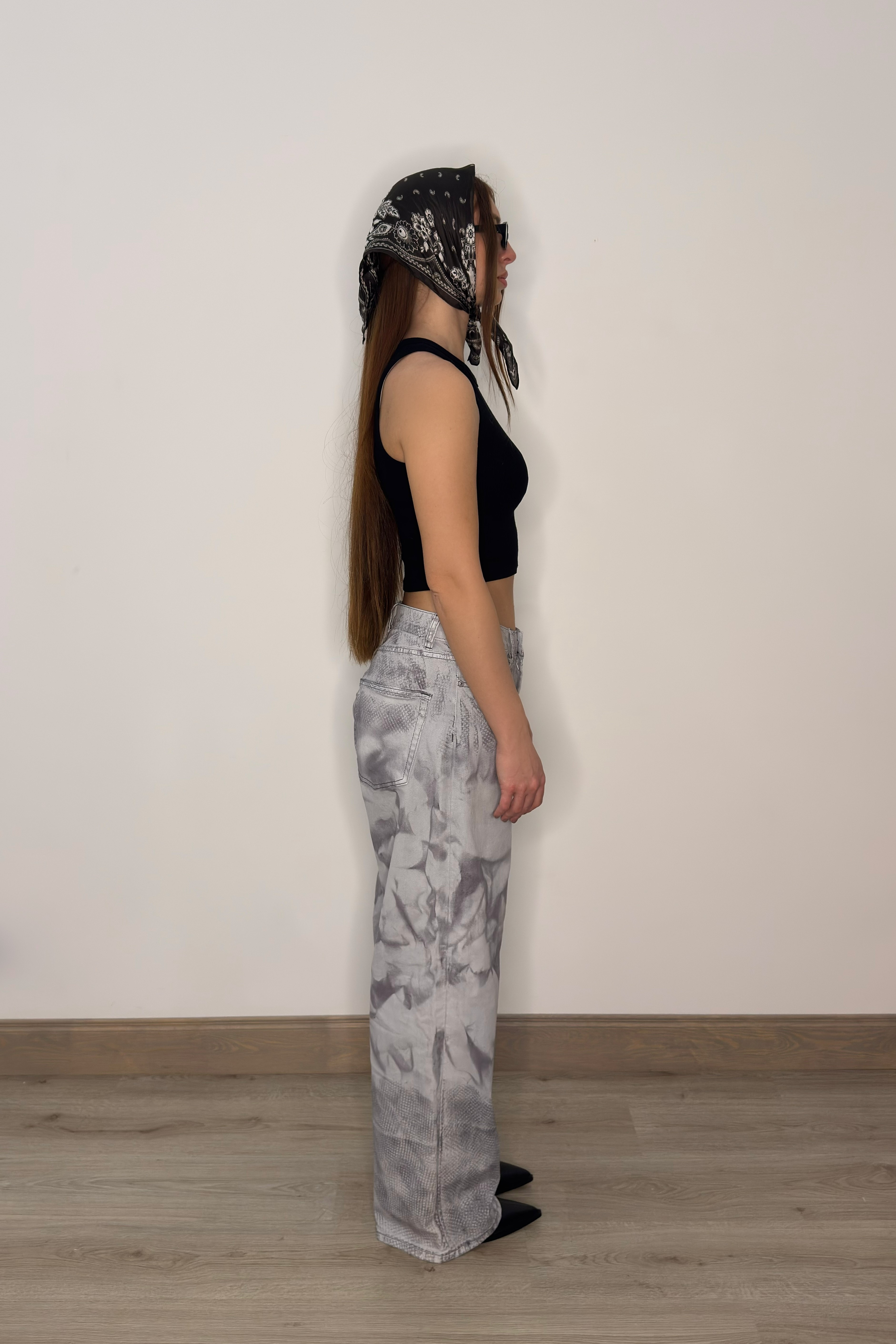 Džinsa bikses ar abstraktu rakstu