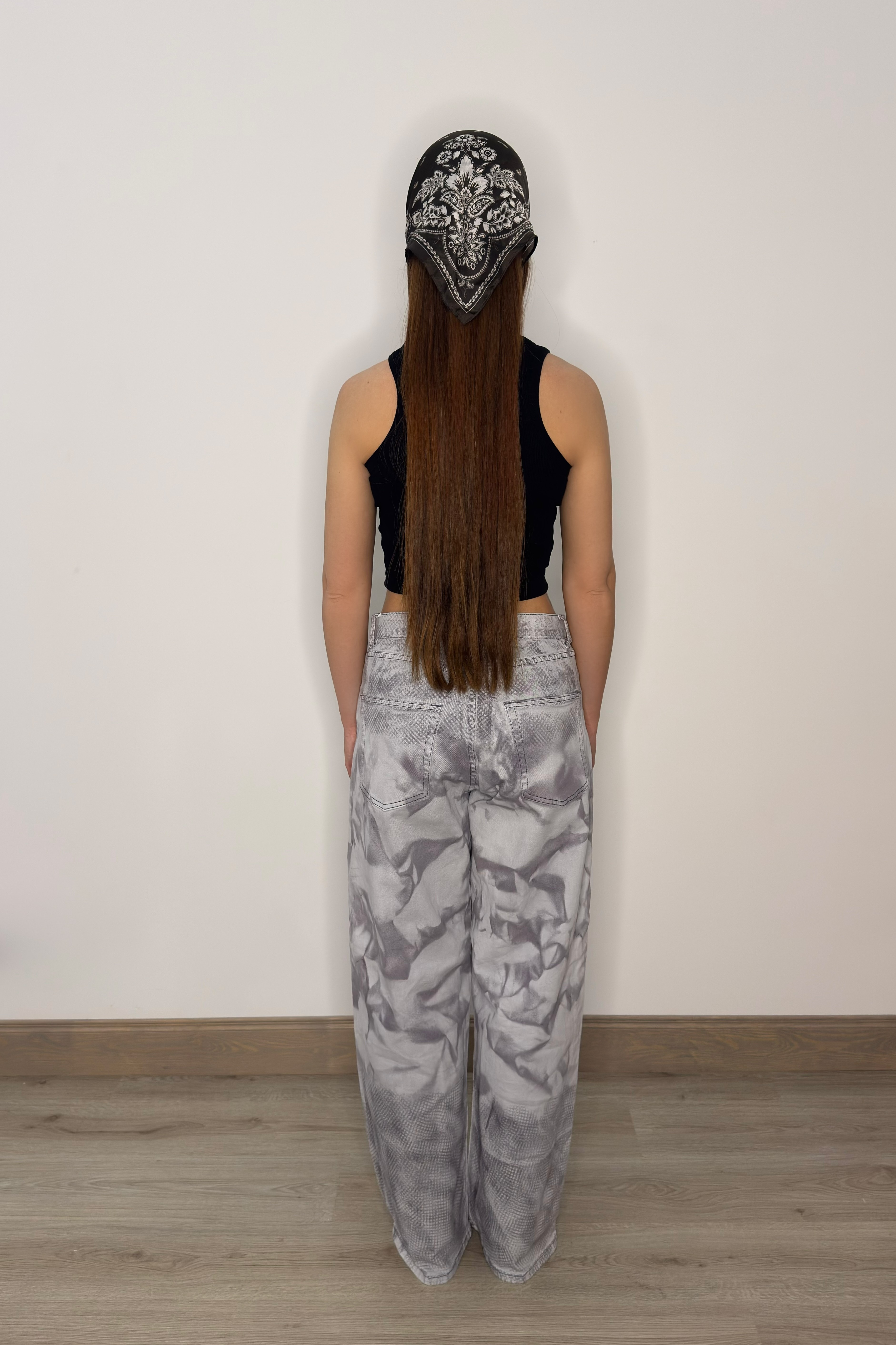 Džinsa bikses ar abstraktu rakstu