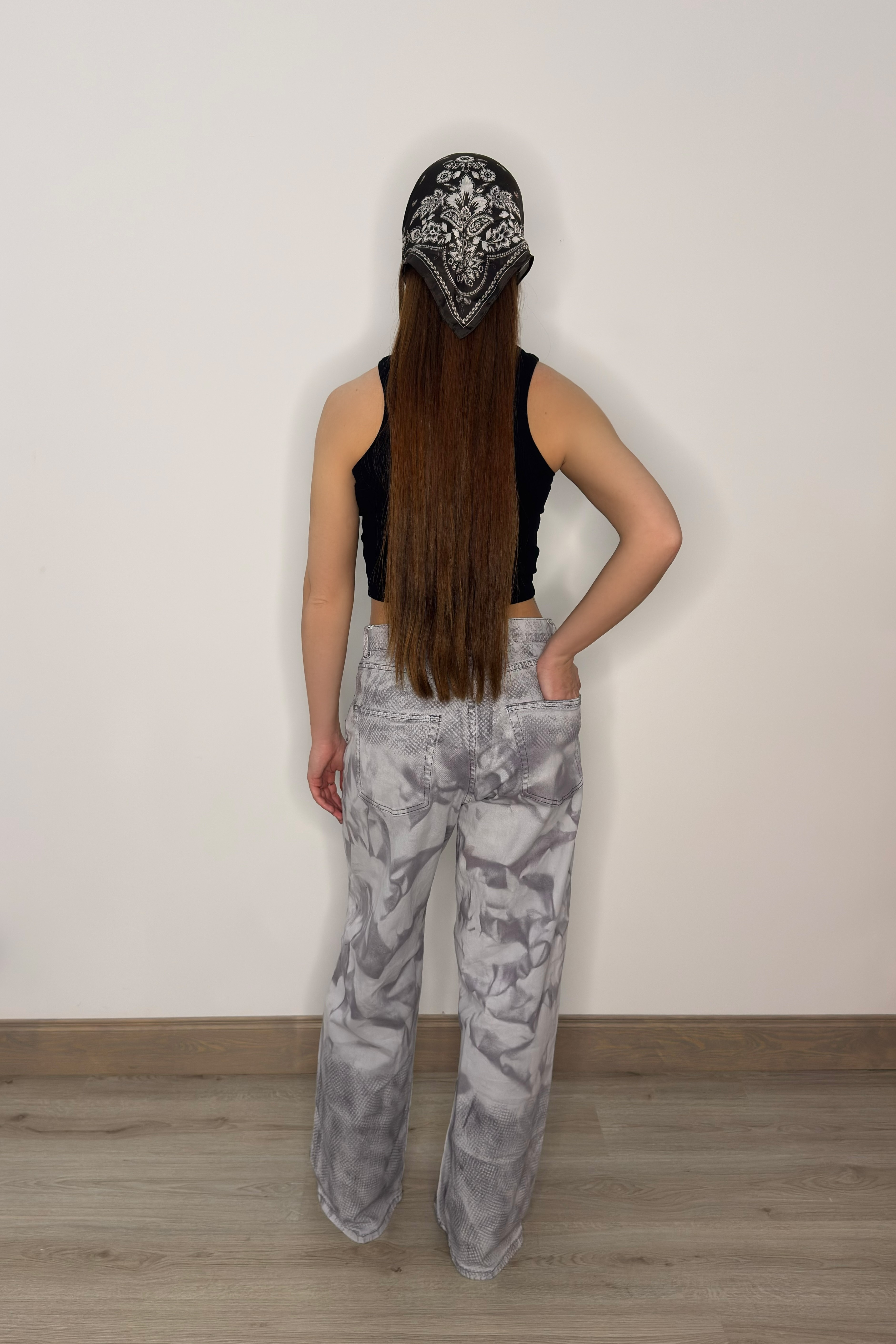 Džinsa bikses ar abstraktu rakstu