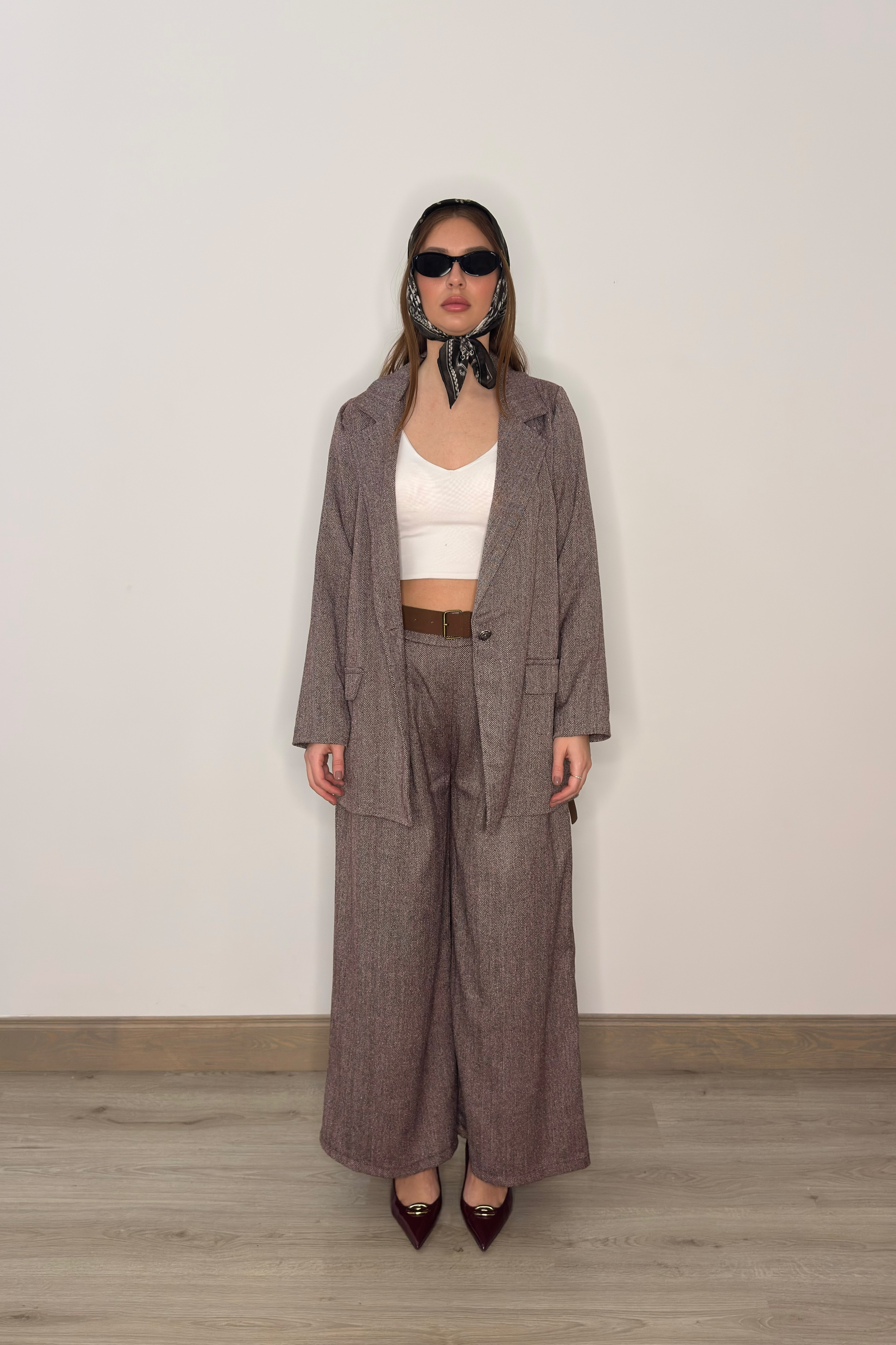 Kostīms ar brīvu piegriezumu