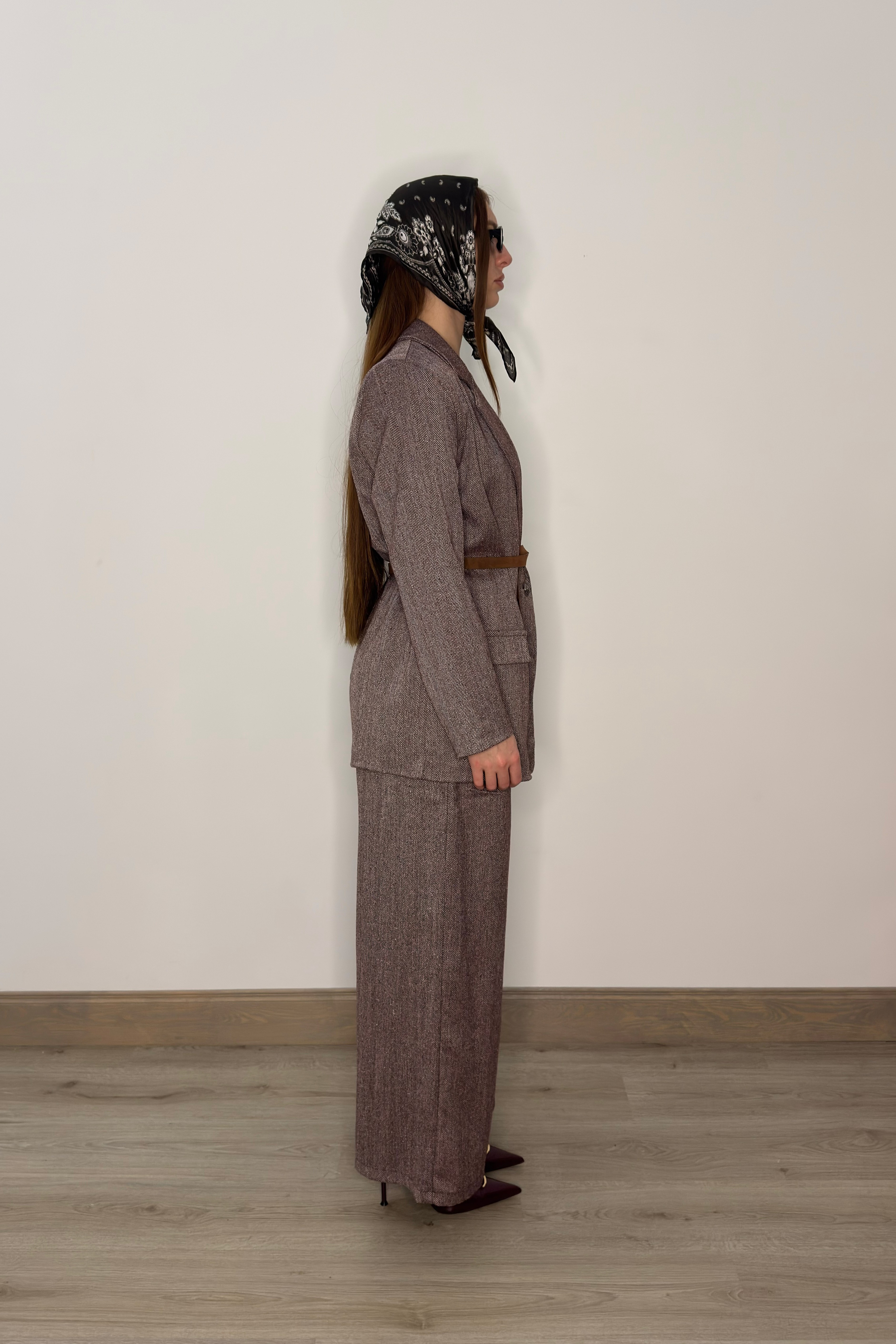 Kostīms ar brīvu piegriezumu