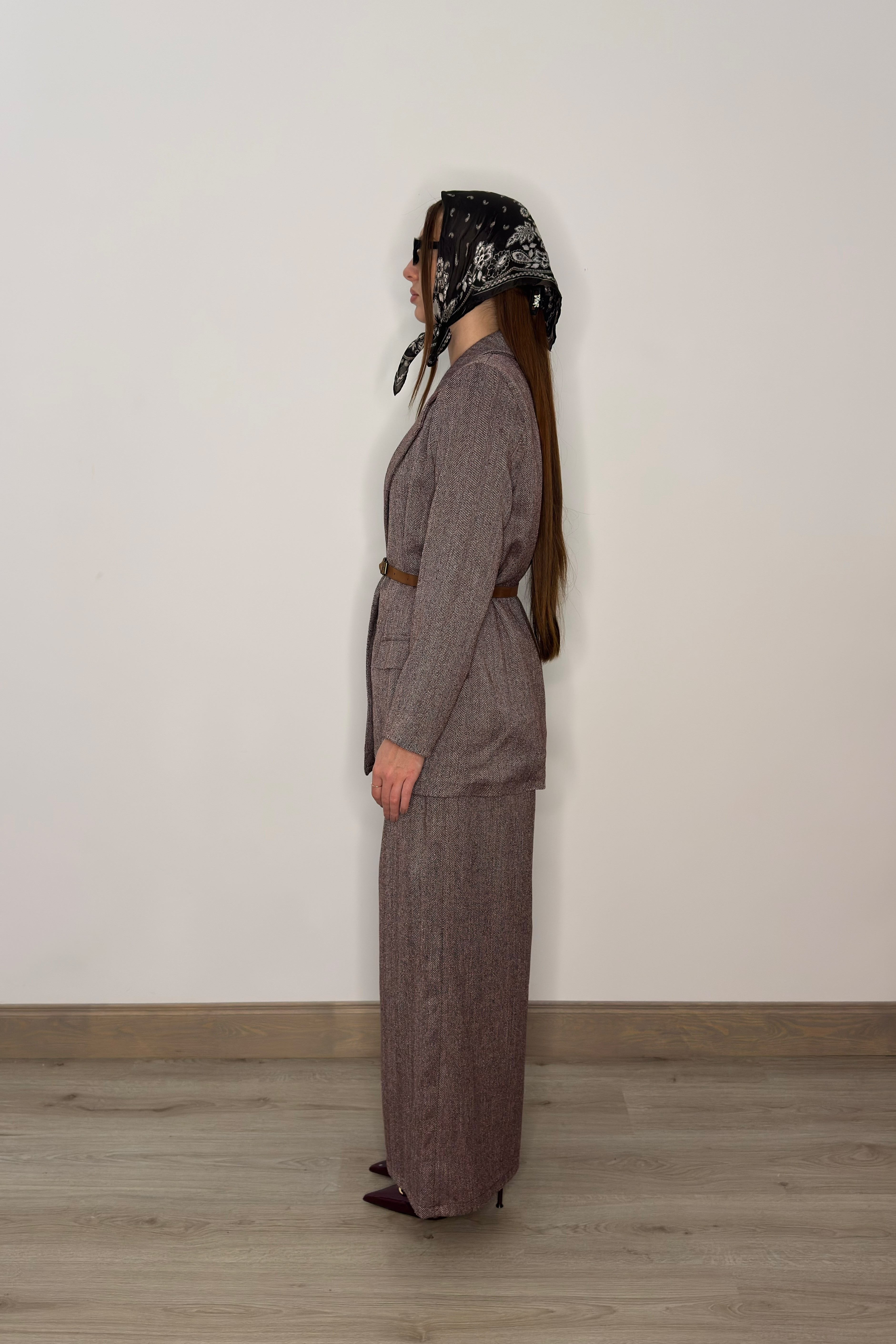 Kostīms ar brīvu piegriezumu