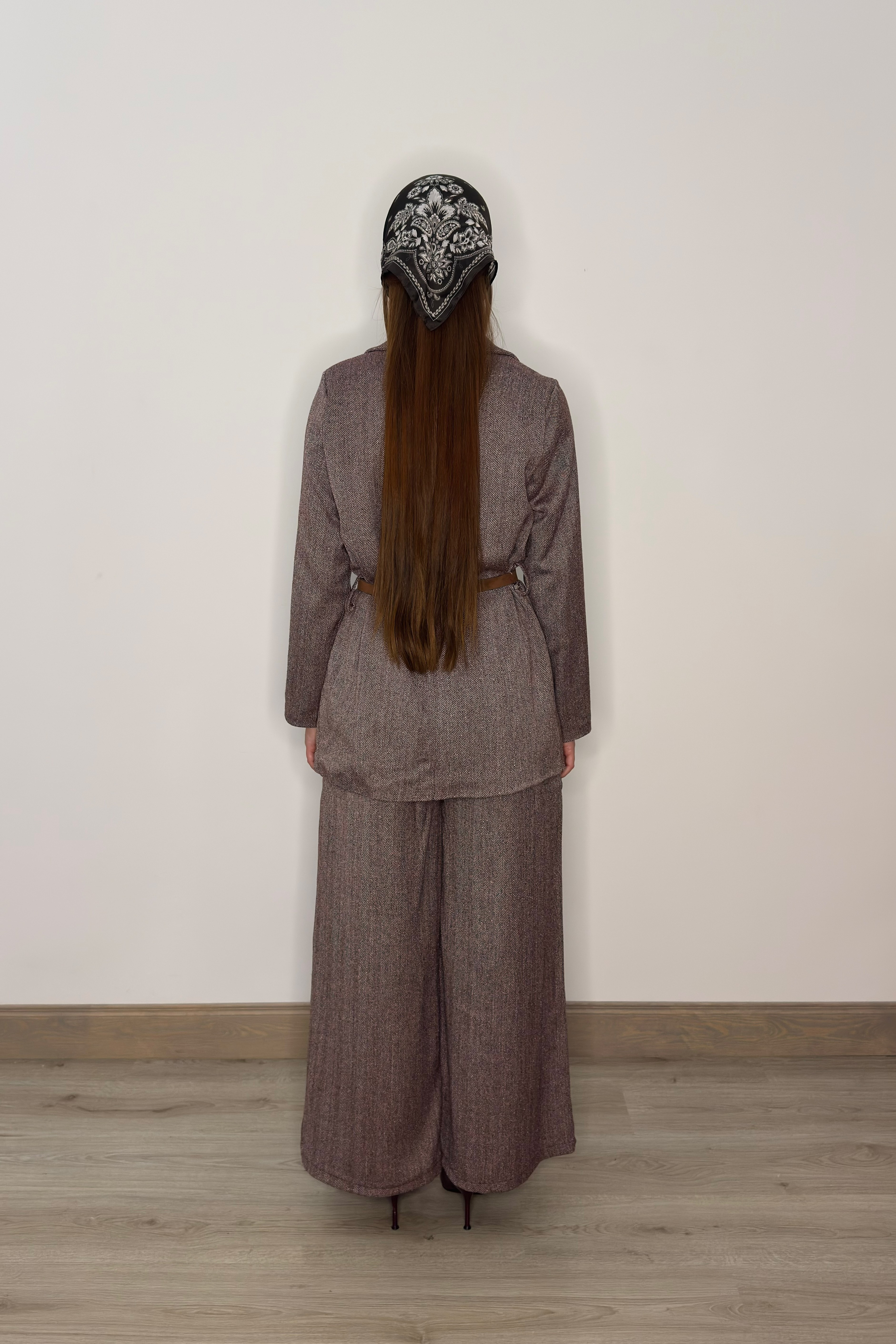 Kostīms ar brīvu piegriezumu