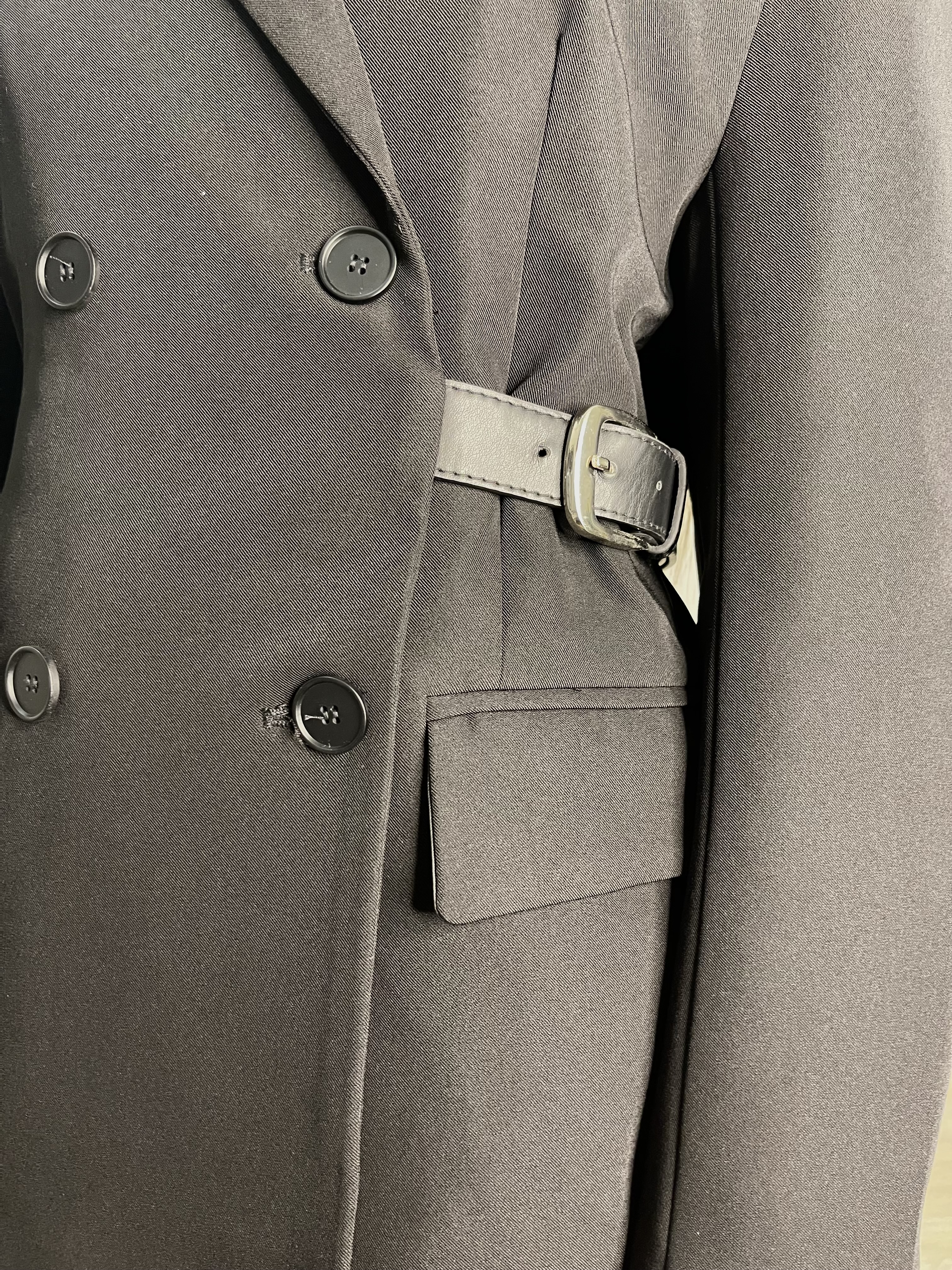 Melna žakete ar jostu