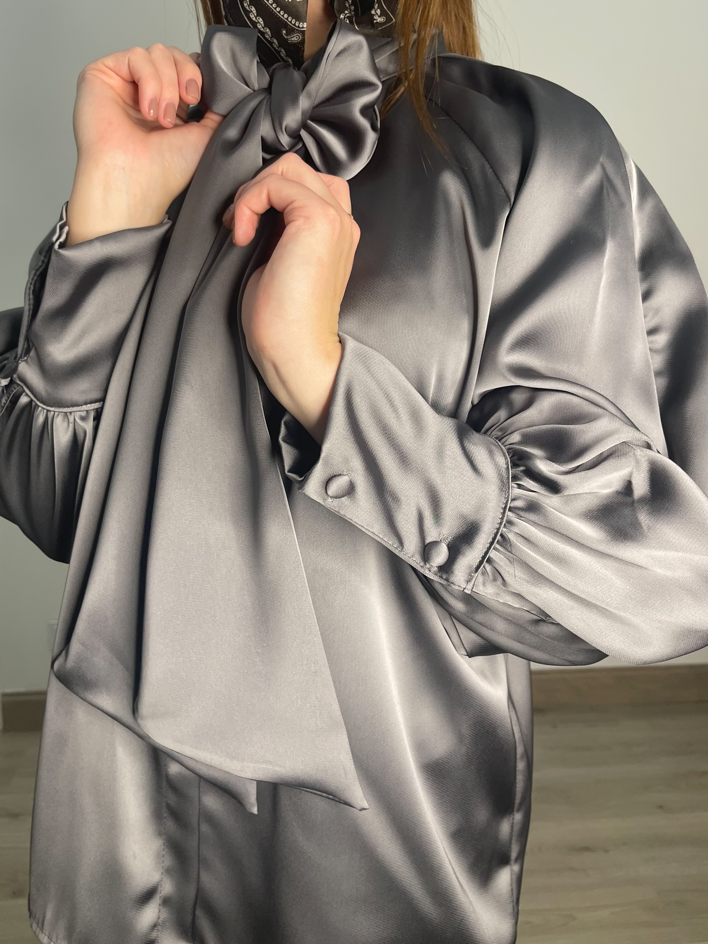 Zīda tipa blūze - pelēka