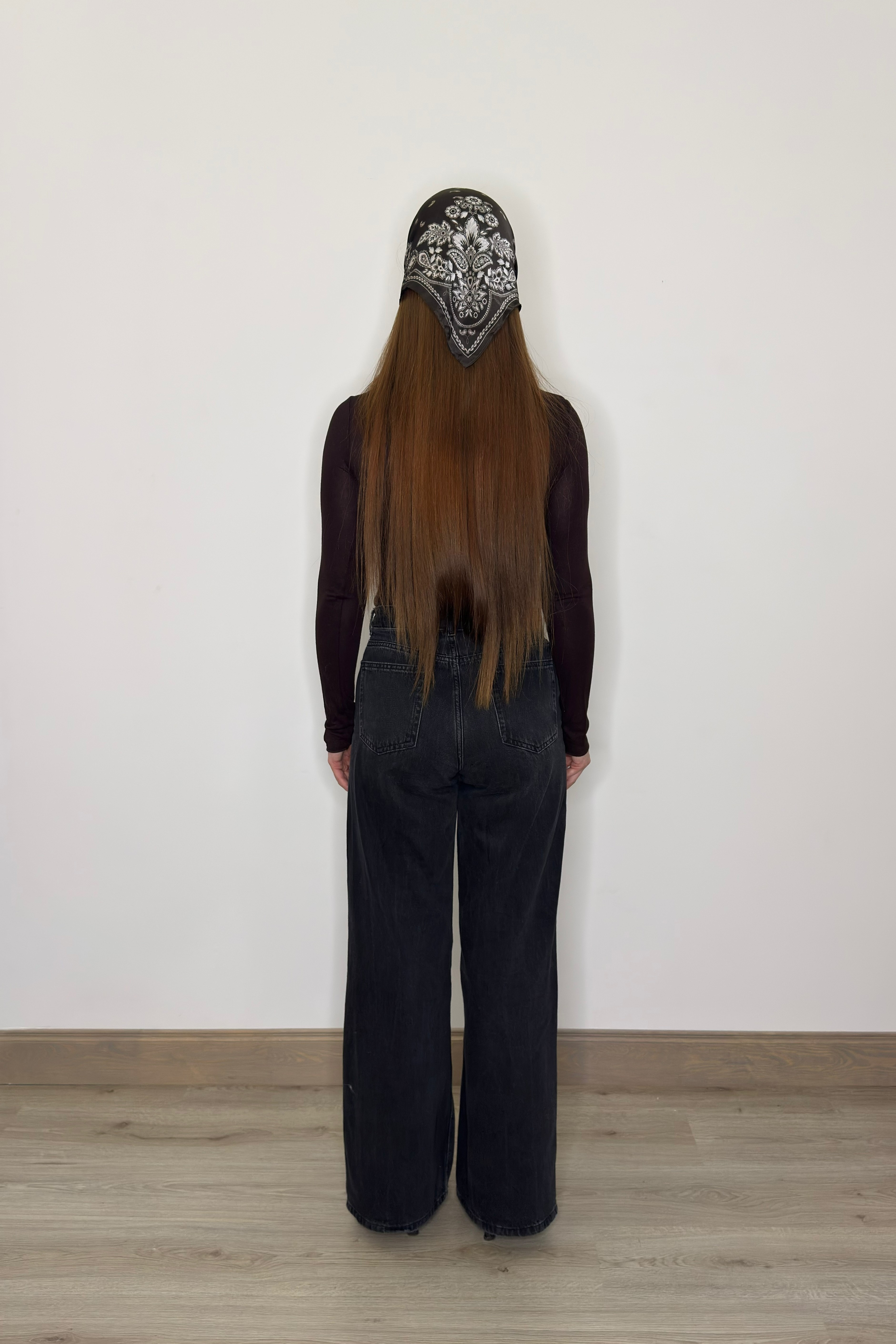 Brūna pieguloša bītlene ar īpaši garām piedurknēm