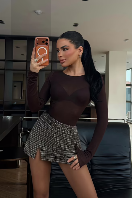 Brūna pieguloša bītlene ar īpaši garām piedurknēm