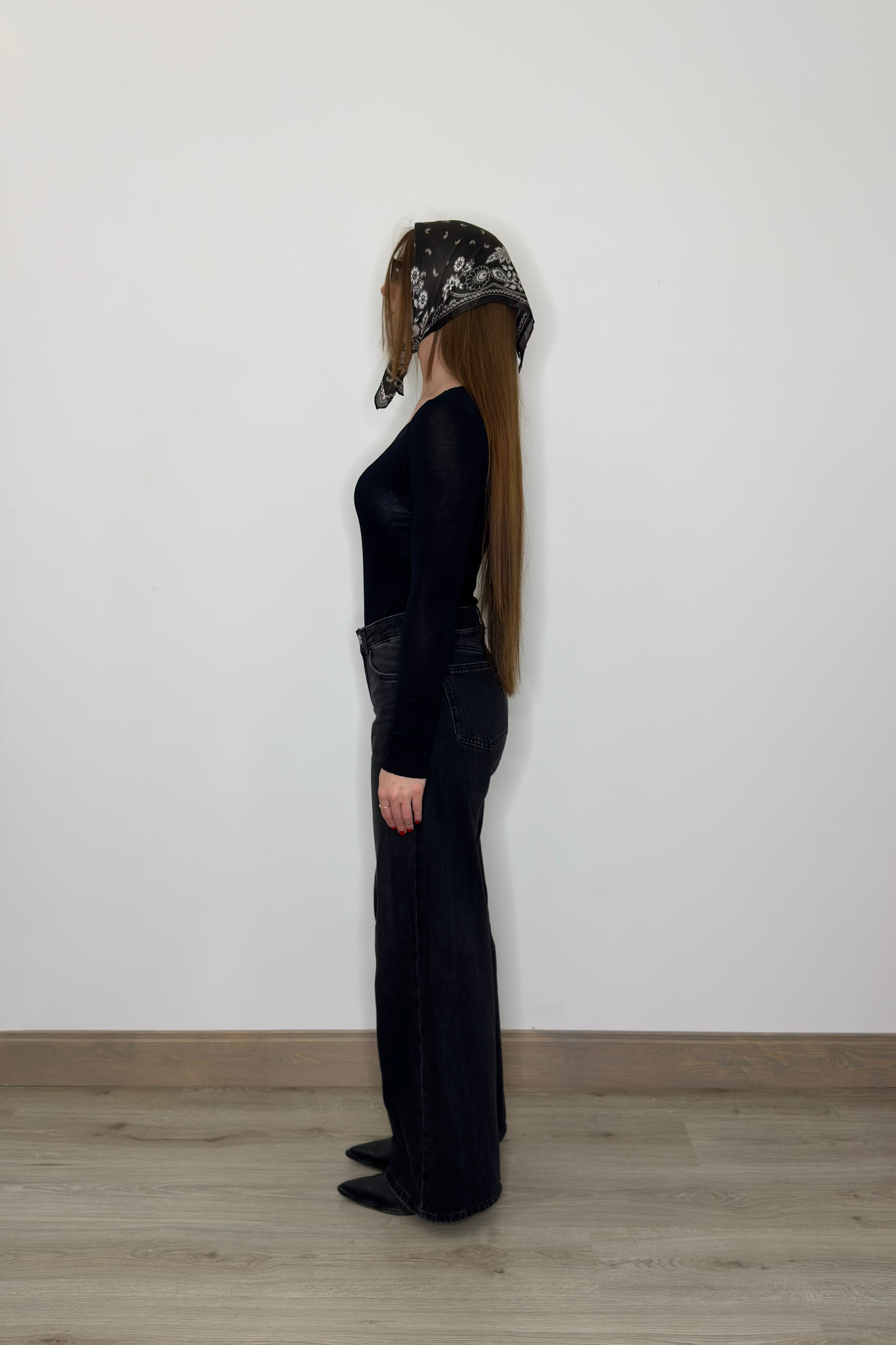 Melna pieguloša bītlene ar īpaši garām piedurknēm