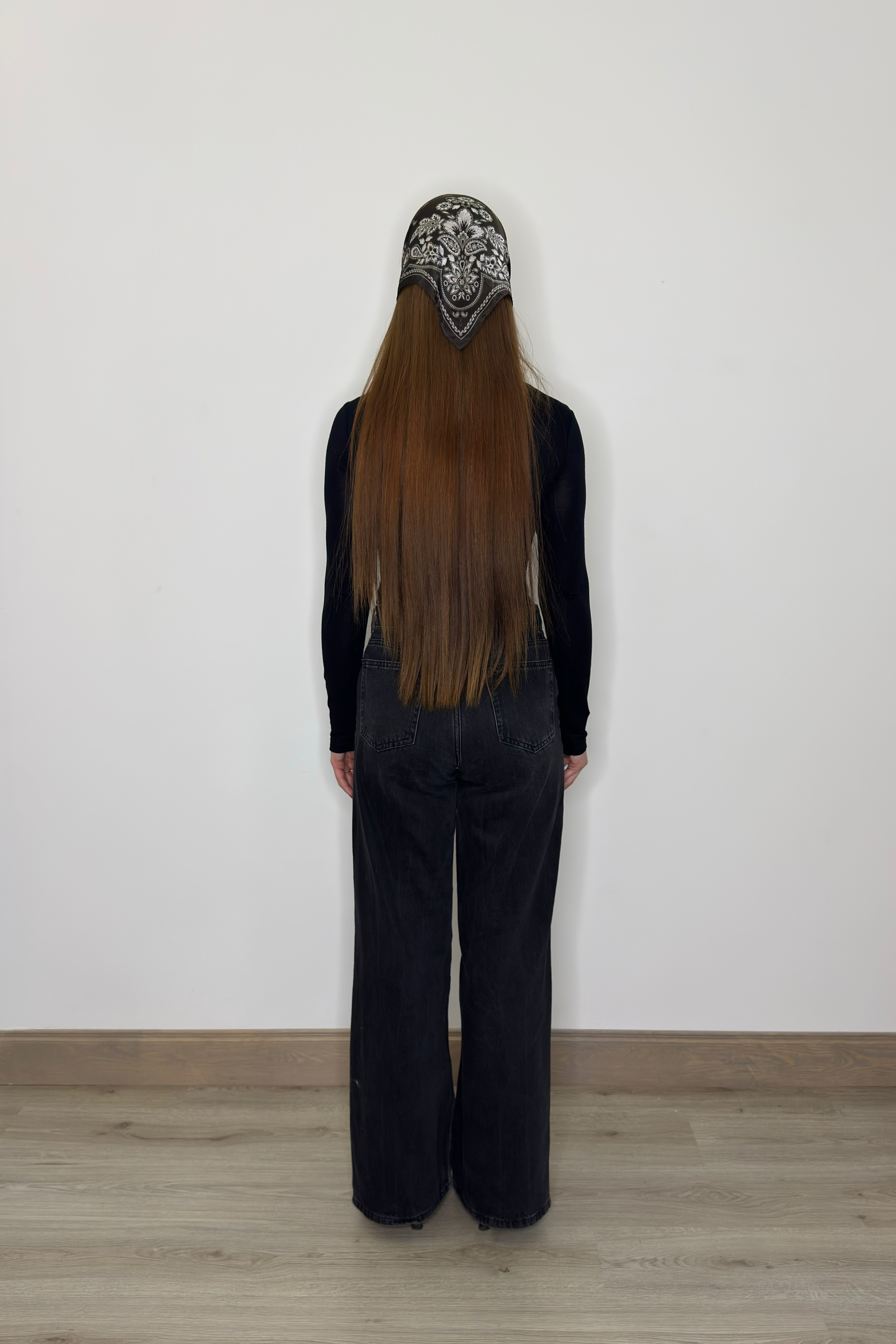 Melna pieguloša bītlene ar īpaši garām piedurknēm