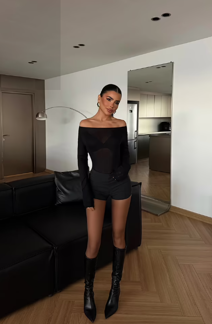 Melna pieguloša bītlene ar īpaši garām piedurknēm