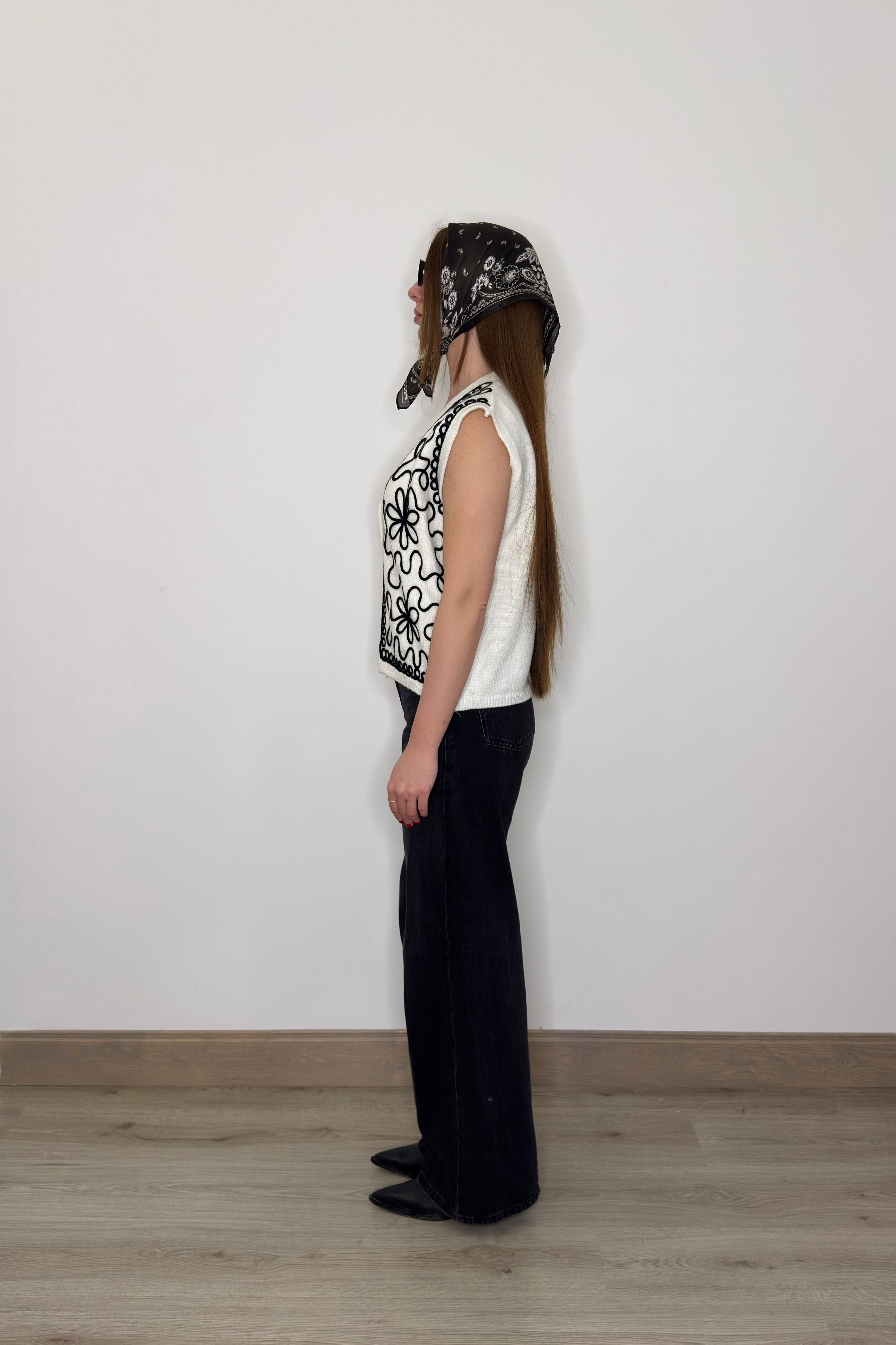 Veste ar kontrastējošu melnu izšuvumu